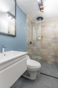Koupelna v ubytování Viktory Boutique Hotel
