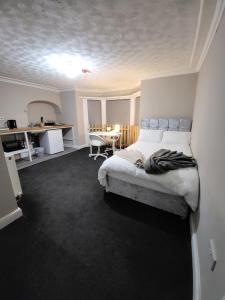 um quarto com uma cama e uma sala de jantar em MM Sure Stay Accommodation - NG1 em Nottingham