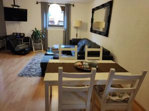 Apartment Entegast في شوبفهايم: غرفة معيشة مع طاولة وأريكة