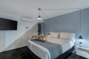Postel nebo postele na pokoji v ubytování Viktory Boutique Hotel