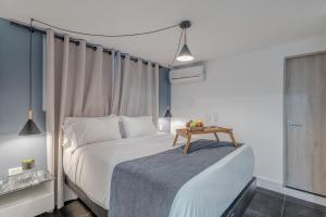 Postel nebo postele na pokoji v ubytování Viktory Boutique Hotel