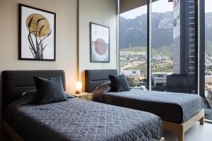 1 dormitorio con 2 camas y ventana grande en 5 min de UDEM, moderno, lujoso en Jardín Secreto 810, en Monterrey