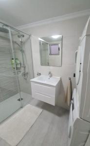ラスパルマス・デ・グランカナリアにあるCoral Canterasの白いバスルーム(シンク、シャワー付)