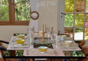 a dining room table with glasses and plates on it at Bienvenue en terre écossaise in Aubigny-sur-Nère