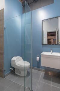Koupelna v ubytování Viktory Boutique Hotel