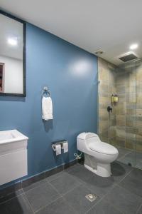 Koupelna v ubytování Viktory Boutique Hotel