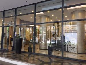 frente a una tienda con grandes ventanas de cristal en un centro comercial en The Florence at McKinley Hill en Manila