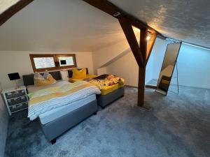 ein Schlafzimmer mit einem großen Bett im Dachgeschoss in der Unterkunft Nina Apartments in Mühlhausen