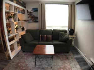Un lugar para sentarse en Sporty Mountain & Lake View 3rd Floor Studio