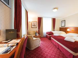 מיטה או מיטות בחדר ב-Hotel Salzburger Hof