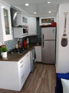 Kuchyň nebo kuchyňský kout v ubytování Playa Juan Dolio, RD-Acceso Privado A La Playa Justo Al Frente En 1ra Línea, Áreas Sociales, BBQ, Piscina, Gazebos-Parqueo-Wifi-Netflix-Al Lado De Minimarket, Restaurantes, Bares, Tiendas, Clubes de Playa, Campos De Golf, Bancos Comerciales y más