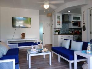 Posezení v ubytování Playa Juan Dolio, RD-Acceso Privado A La Playa Justo Al Frente En 1ra Línea, Áreas Sociales, BBQ, Piscina, Gazebos-Parqueo-Wifi-Netflix-Al Lado De Minimarket, Restaurantes, Bares, Tiendas, Clubes de Playa, Campos De Golf, Bancos Comerciales y más