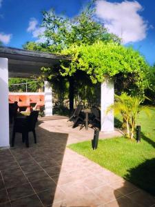 Domácí mazlíčci ubytovaní s hosty v ubytování Playa Juan Dolio, RD-Acceso Privado A La Playa Justo Al Frente En 1ra Línea, Áreas Sociales, BBQ, Piscina, Gazebos-Parqueo-Wifi-Netflix-Al Lado De Minimarket, Restaurantes, Bares, Tiendas, Clubes de Playa, Campos De Golf, Bancos Comerciales y más
