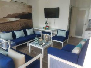 TV a/nebo společenská místnost v ubytování Playa Juan Dolio, RD-Acceso Privado A La Playa Justo Al Frente En 1ra Línea, Áreas Sociales, BBQ, Piscina, Gazebos-Parqueo-Wifi-Netflix-Al Lado De Minimarket, Restaurantes, Bares, Tiendas, Clubes de Playa, Campos De Golf, Bancos Comerciales y más