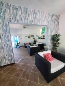 Posezení v ubytování Playa Juan Dolio, RD-Acceso Privado A La Playa Justo Al Frente En 1ra Línea, Áreas Sociales, BBQ, Piscina, Gazebos-Parqueo-Wifi-Netflix-Al Lado De Minimarket, Restaurantes, Bares, Tiendas, Clubes de Playa, Campos De Golf, Bancos Comerciales y más