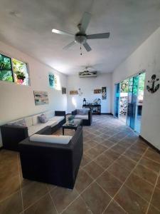 Posezení v ubytování Playa Juan Dolio, RD-Acceso Privado A La Playa Justo Al Frente En 1ra Línea, Áreas Sociales, BBQ, Piscina, Gazebos-Parqueo-Wifi-Netflix-Al Lado De Minimarket, Restaurantes, Bares, Tiendas, Clubes de Playa, Campos De Golf, Bancos Comerciales y más