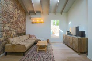 uma sala de estar com um sofá e uma mesa em Casa Algarrobo em Xàbia