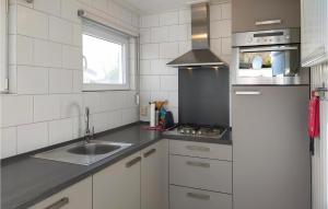 Dapur atau dapur kecil di 1 Bedroom Cozy Home In Breskens
