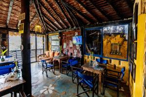 un restaurante con mesas y sillas en una habitación en Finca-hotel Montecarlo Guatape by Hope, en Guatapé