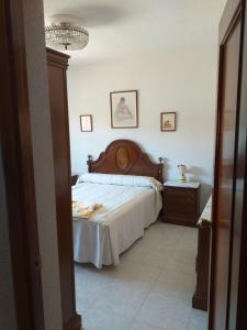 Rúm í herbergi á Room in Guest room - Double Room in Chalet in Toledo