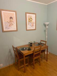 mesa de comedor con 2 sillas en Na Wspólnej Apartament, en Varsovia