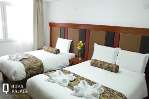 - 2 lits dans une chambre d'hôtel ornée de fleurs dans l'établissement Hotel Qoya Palace - Machupicchu, à Machu Picchu