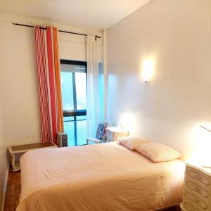 ポルトにあるTrindade Apartmentのベッドルーム(白いベッド1台、窓付)