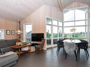 un soggiorno con divano e tavolo di Three-Bedroom Holiday home in Ulfborg 16 a Fjand Gårde