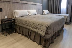 1 dormitorio con 1 cama grande y mesita de noche en HOTEL M en Mendoza