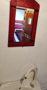 - un miroir au-dessus d'un lavabo dans la salle de bains dans l'établissement Gite Agham Azegagh - Timimoun, 