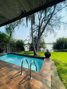 - une piscine avec vue sur l'eau dans l'établissement Isla Tajín, à Tuxpan