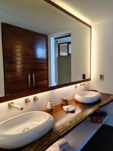 ein Badezimmer mit zwei Waschbecken und einem großen Spiegel in der Unterkunft Isla Tajín in Tuxpan de Rodríguez Cano