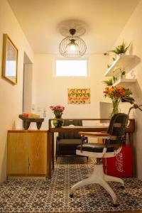 una oficina con un escritorio con una silla y flores en NaNa Vida CDMX, en Ciudad de México