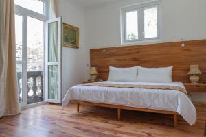 a bedroom with a large bed with a wooden headboard at NaNa Vida CDMX in Mexico City