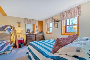 Wood Road Retreat في Quechee: غرفة نوم بسرير وخزانة ونافذة
