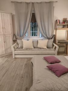 - un salon avec un canapé et une fenêtre dans l'établissement White Apartment, à Rome