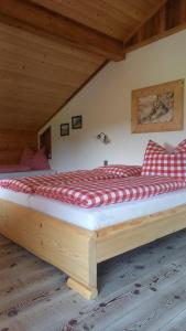 - duże drewniane łóżko w drewnianym pokoju w obiekcie Apartment Eckstoa w mieście Abtenau
