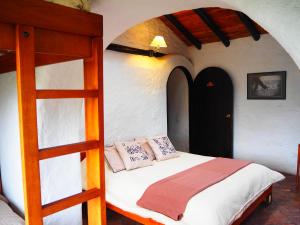a bedroom with a bed and a bunk bed at Sierra Alisos Hotel de Campo in Hacienda Tambillo Alto