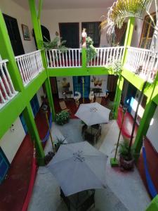 Hostel La Casona 1859 في غوادواس: إطلالة علوية على فناء به طاولات ومظلات