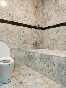 Garden View Resort Tonsai في شاطئ تونساي: حمام مع مرحاض وحوض استحمام