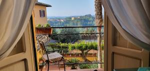 balcón con vistas al jardín desde una puerta en Soggiorno Dimora Del Grifo, en San Miniato