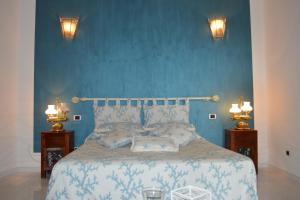 リーパリにあるVilletta Ericaの青い壁のベッドルーム1室