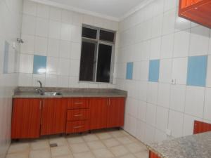 cocina con fregadero y ventana en SERENITAS Apartment en Kigali
