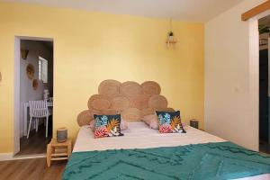 Giường trong phòng chung tại A Perle de vue - Appartement de charme Piscine & spa avec vues mer & forêt