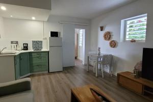 Kuchyň nebo kuchyňský kout v ubytování A Perle de vue - Appartement de charme Piscine & spa avec vues mer & forêt