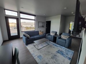 una sala de estar con 2 sofás azules y una mesa. en Watershed Hotel, en Sheboygan