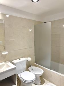 Vistas del Sur - Amplio céntrico departamento de dos dormitorios - 13S في نيوكين: حمام مع مرحاض ومغسلة ومرآة