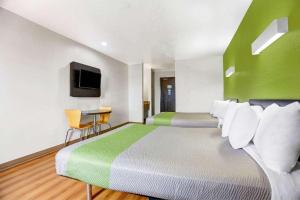 Un pat sau paturi într-o cameră la Motel 6-Moriarty, NM