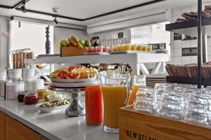 Best Western Hotell Hudik في هوديكسفال: مطبخ مع حفنة من العصير والفواكه على منضدة