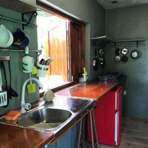 Una cocina o zona de cocina en la casa naranja